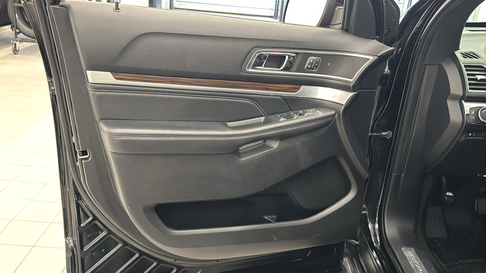 Used 2018 Ford Explorer Limited w/ Equipment Group 301A AWD/4WD image 22