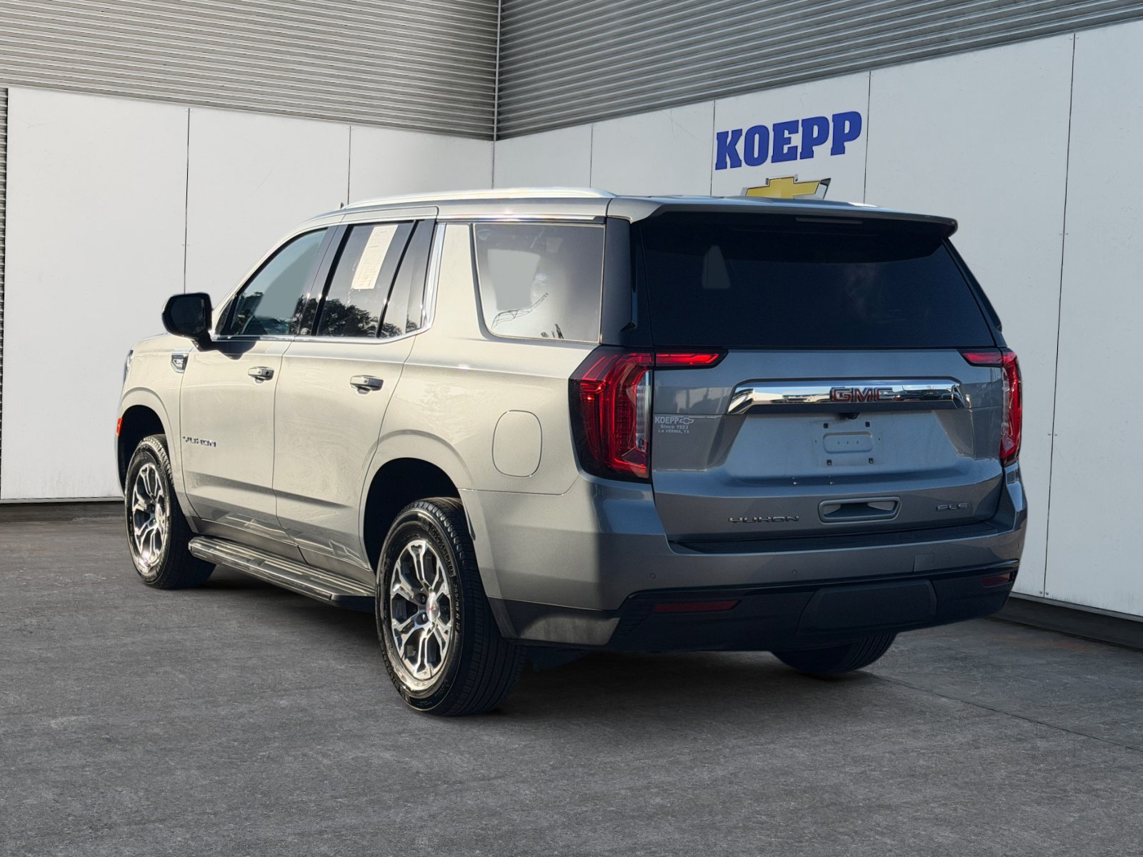 Used 2024 GMC Yukon SLE RWD image 3