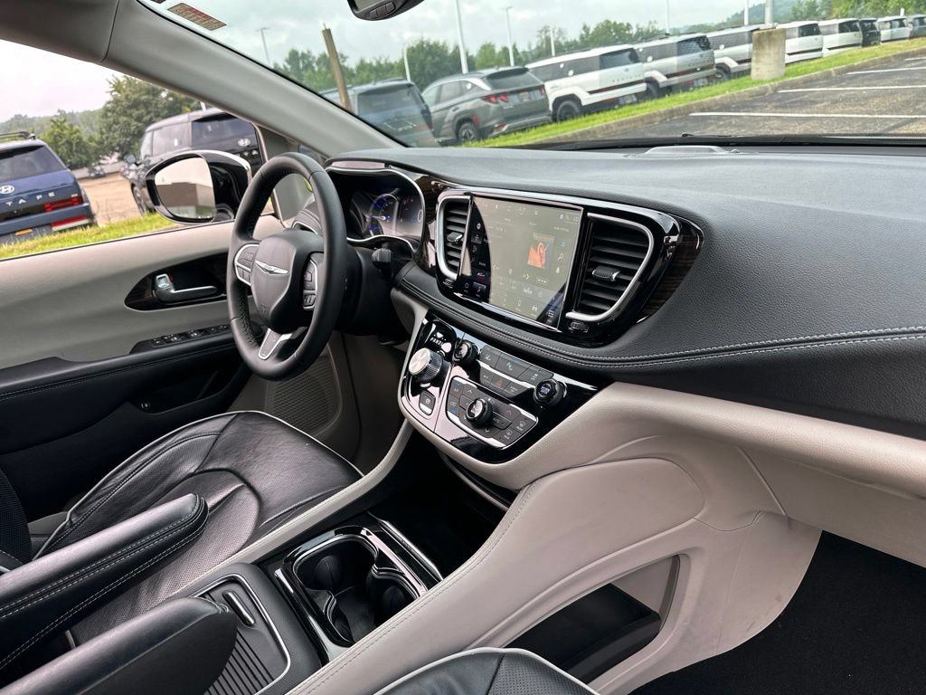 Used 2023 Chrysler Pacifica Limited FWD image 25