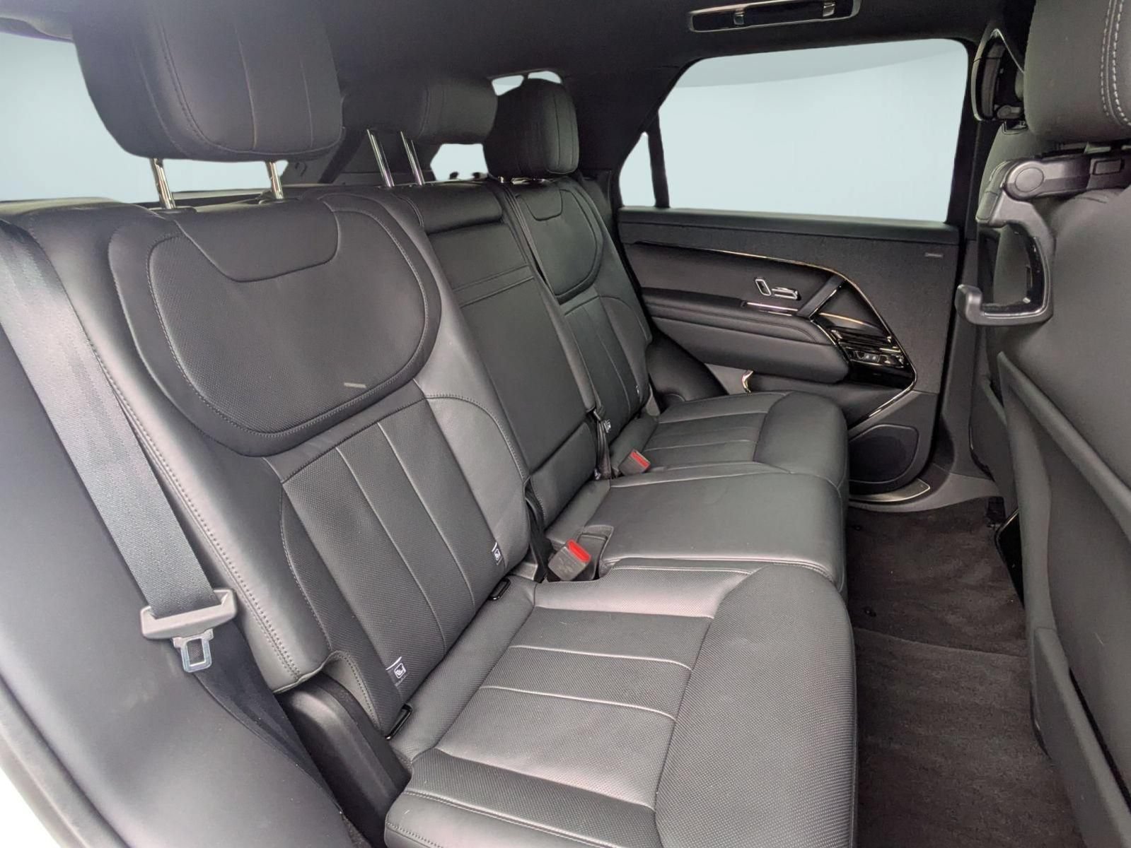 Used 2024 Land Rover Range Rover Sport SE AWD/4WD image 29