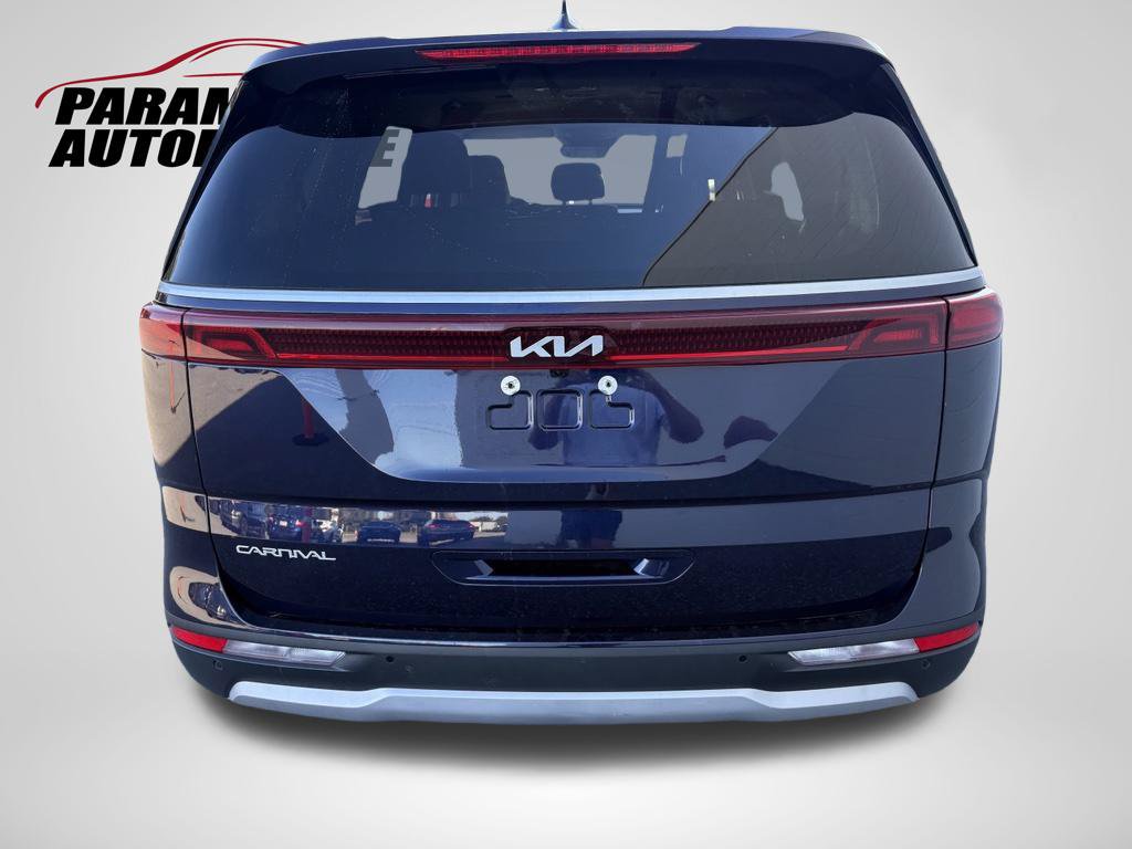 Used 2023 Kia Carnival LX FWD image 4