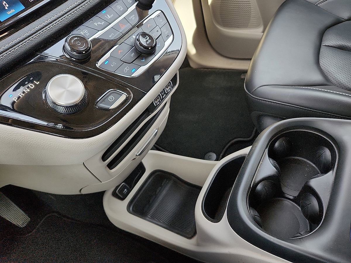 Used 2023 Chrysler Pacifica Touring-L FWD image 12