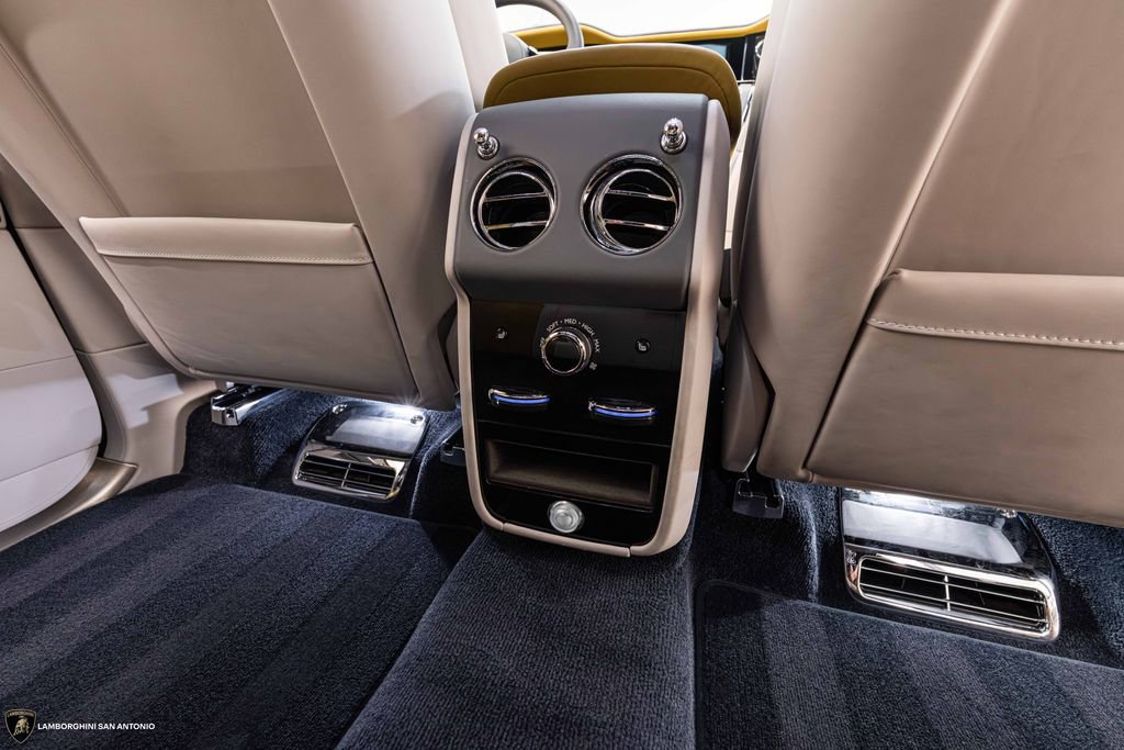 Used 2025 Rolls-Royce Cullinan w/ Dynamic Package image 35