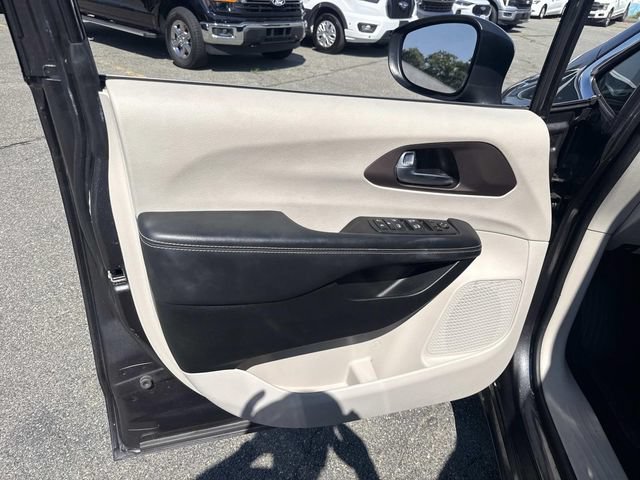 Used 2023 Chrysler Voyager LX FWD image 17