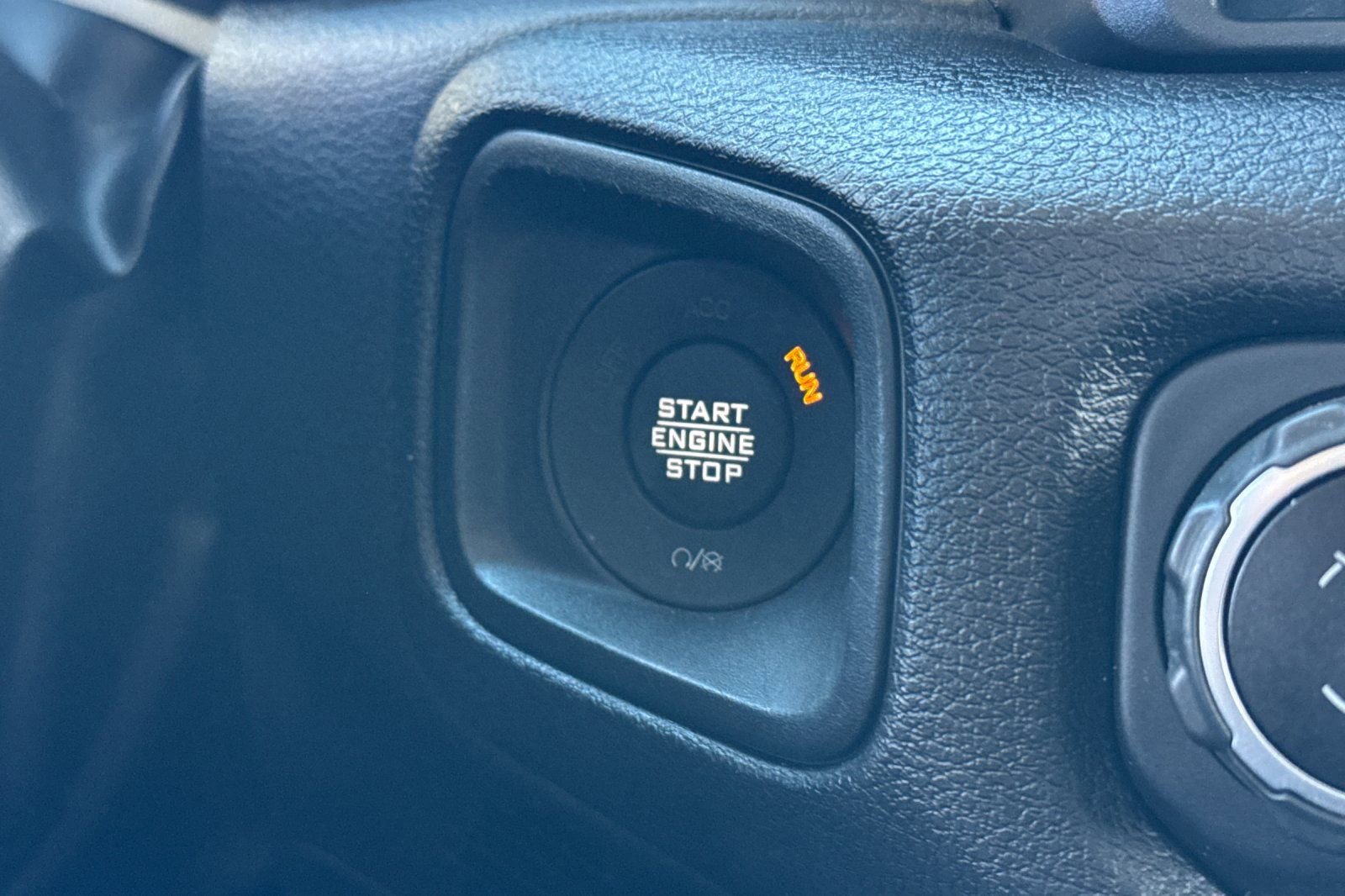 Used 2025 Jeep Gladiator Sport image 32