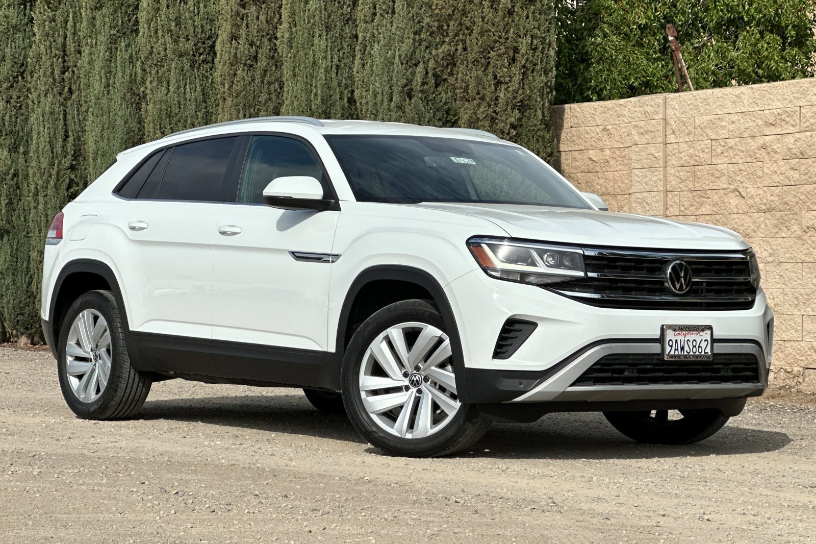 Used 2022 Volkswagen Atlas Cross Sport SE image 2