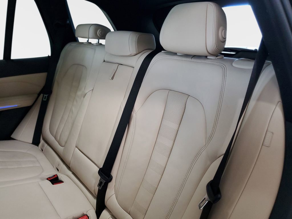 Used 2021 BMW X5 M50i image 29