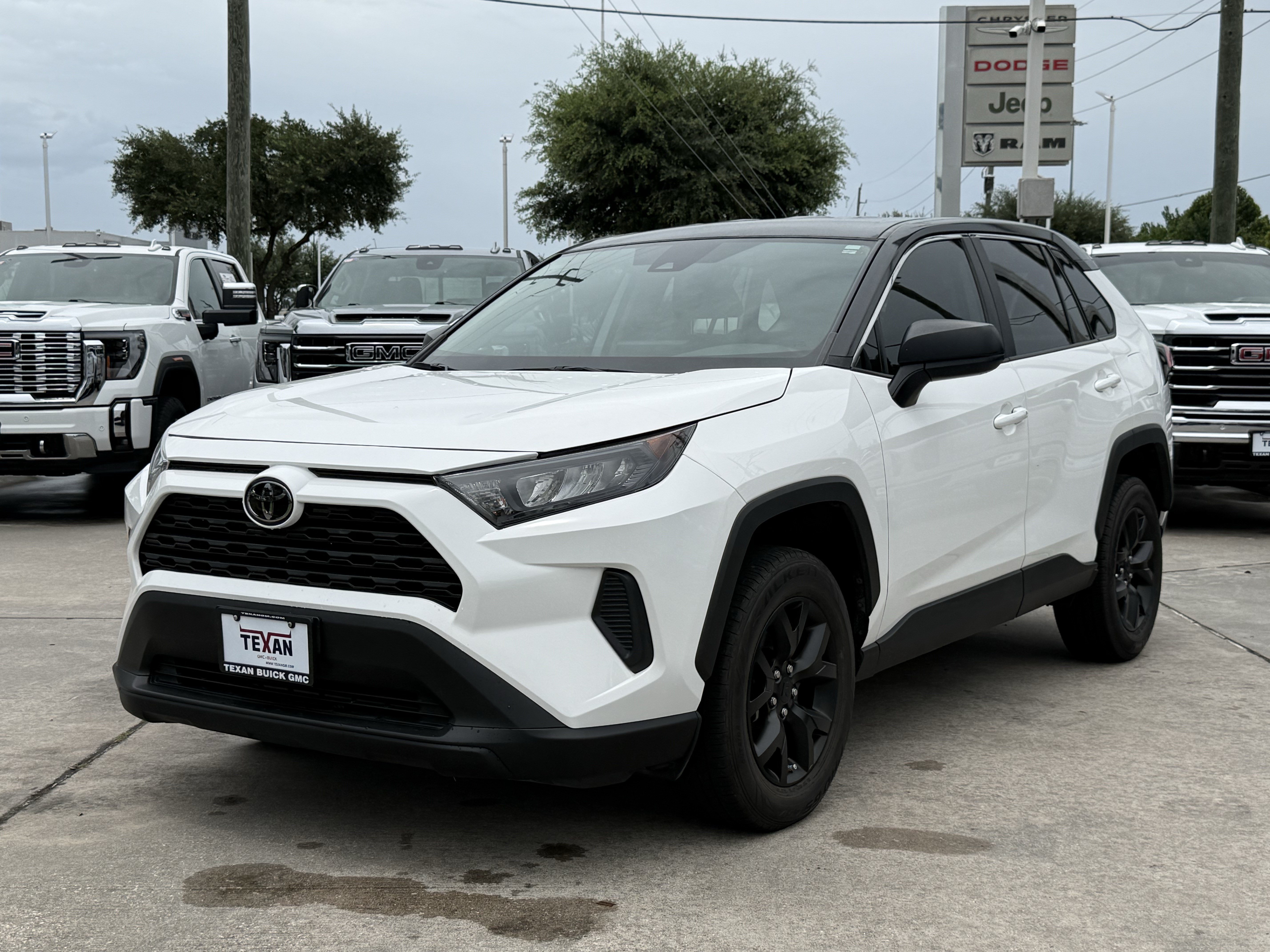Used 2022 Toyota RAV4 LE FWD image 9