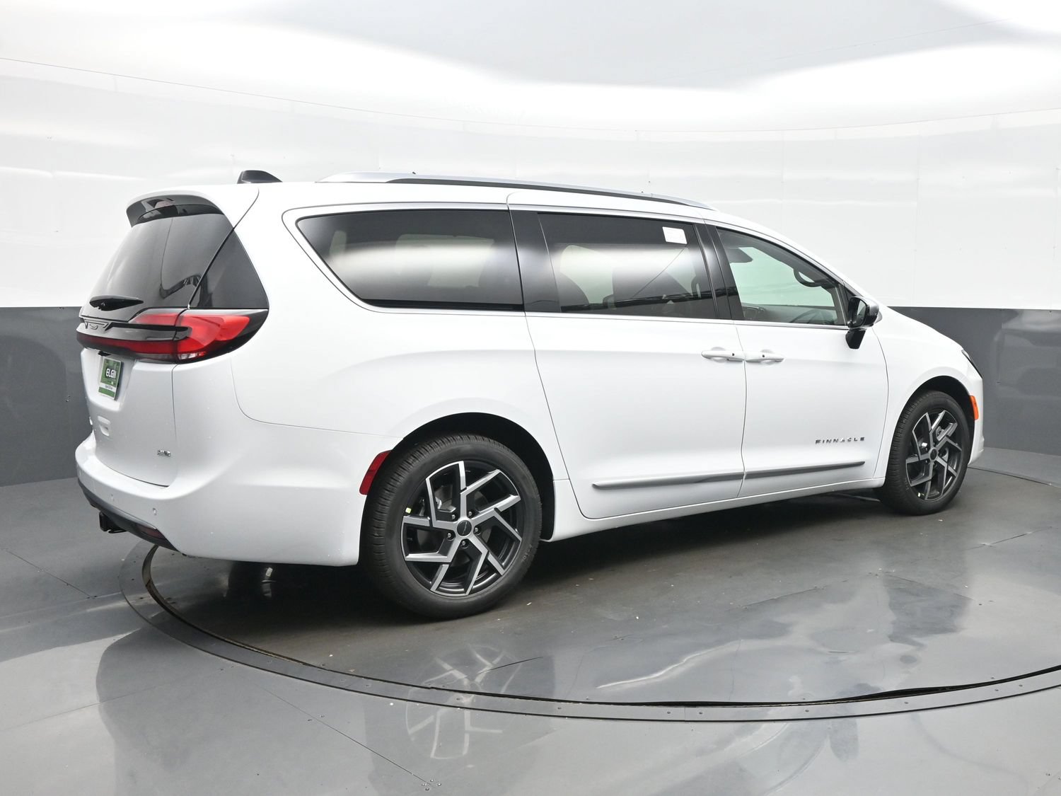 New 2027 Chrysler Pacifica Pinnacle w/ Theater Group AWD/4WD image 8