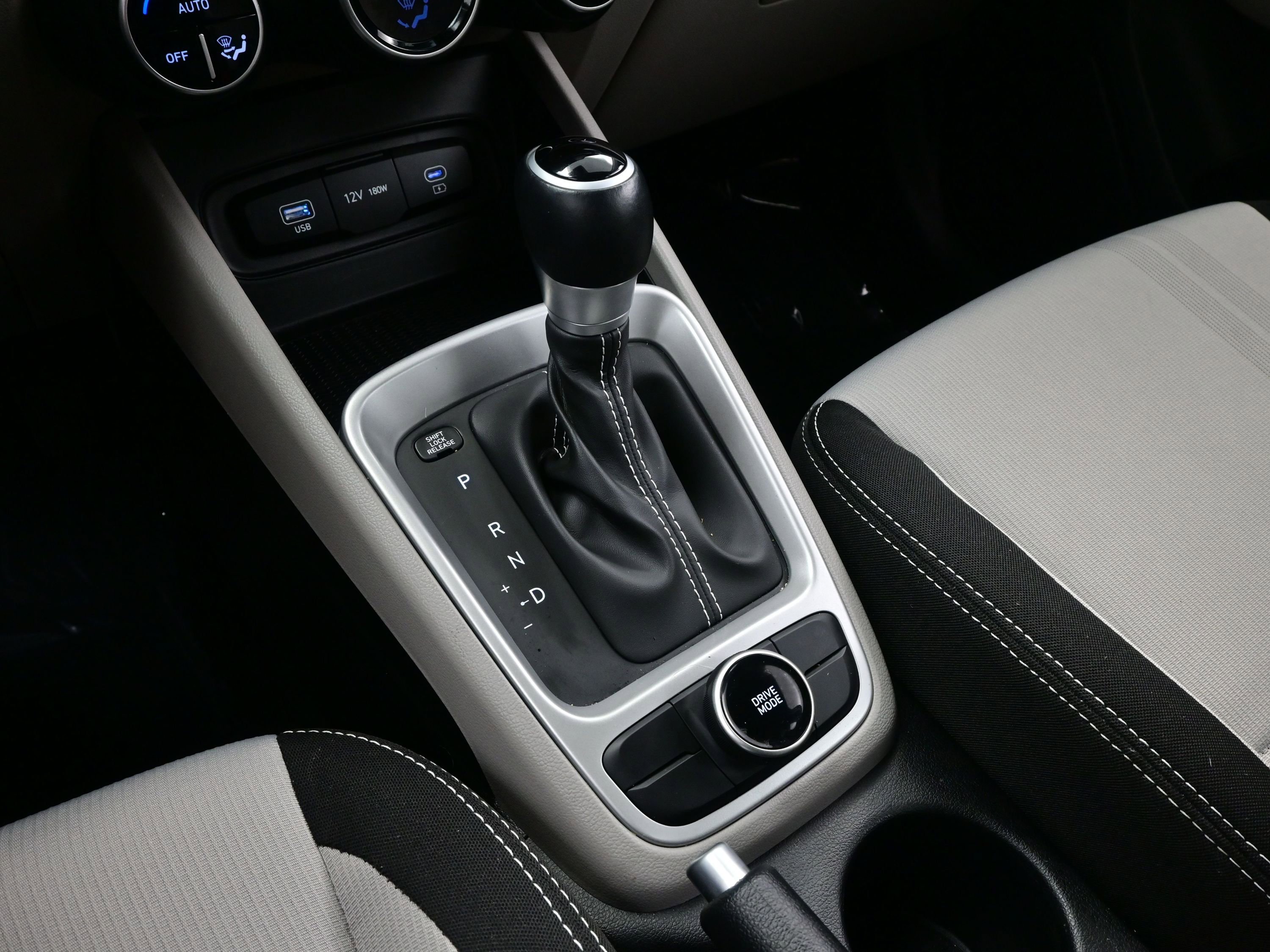 Certified 2025 Hyundai Venue SEL image 21