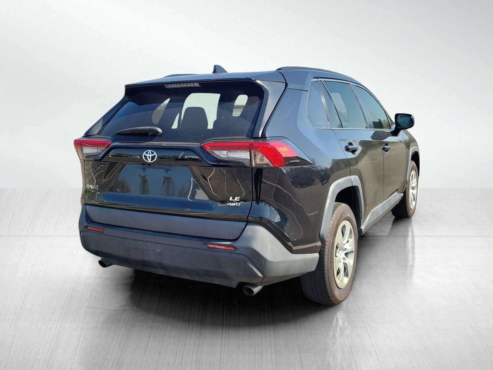 Used 2021 Toyota RAV4 LE AWD/4WD image 4