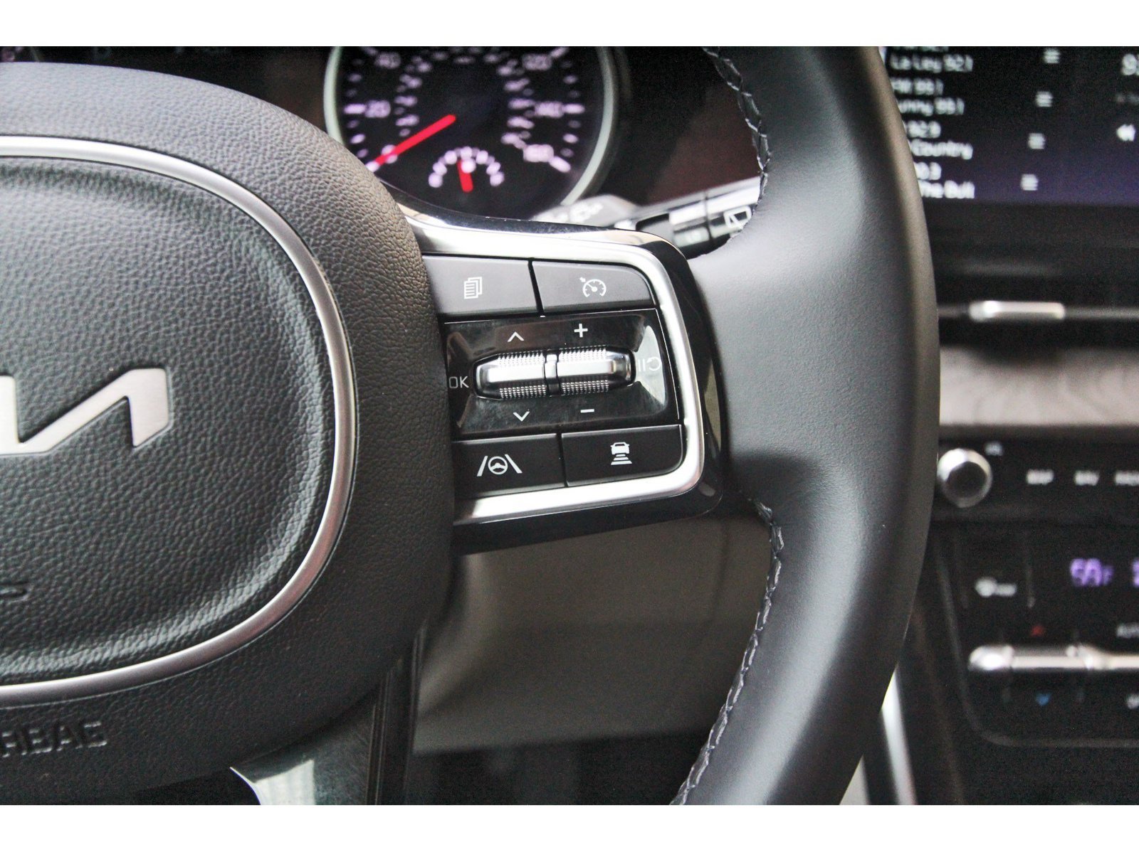 Used 2024 Kia Carnival EX FWD image 19