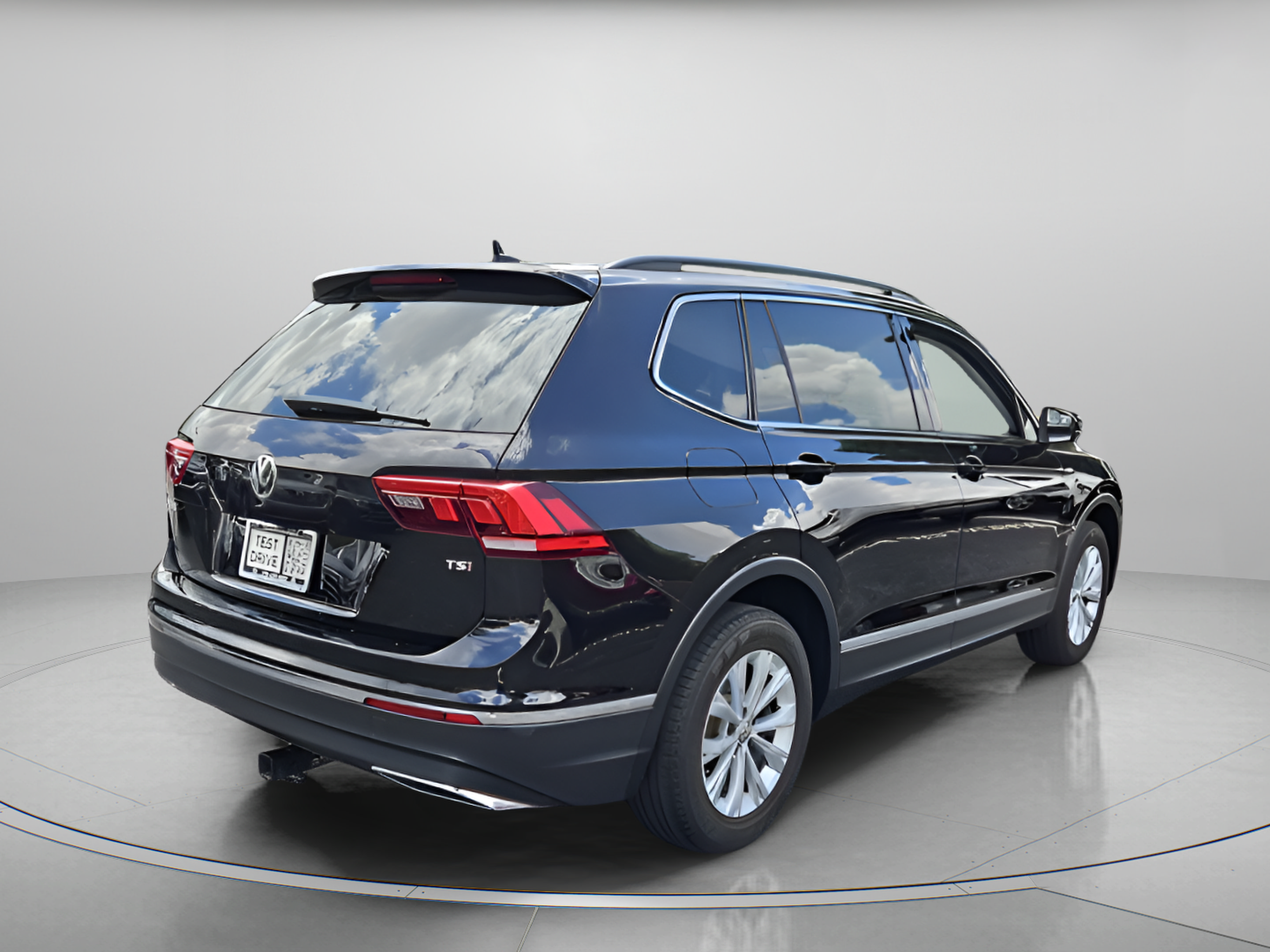 Used 2018 Volkswagen Tiguan S FWD image 5