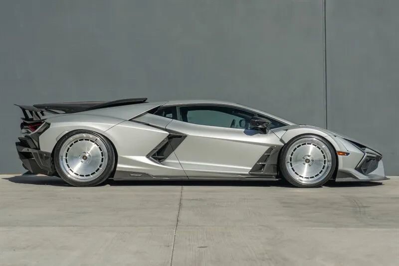 Used 2024 Lamborghini Revuelto image 9