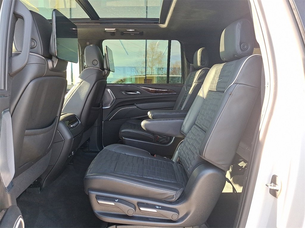 Used 2023 Cadillac Escalade ESV Sport Platinum image 9