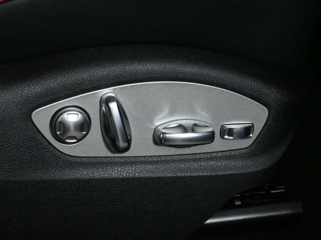 Used 2026 Porsche Macan AWD/4WD image 38