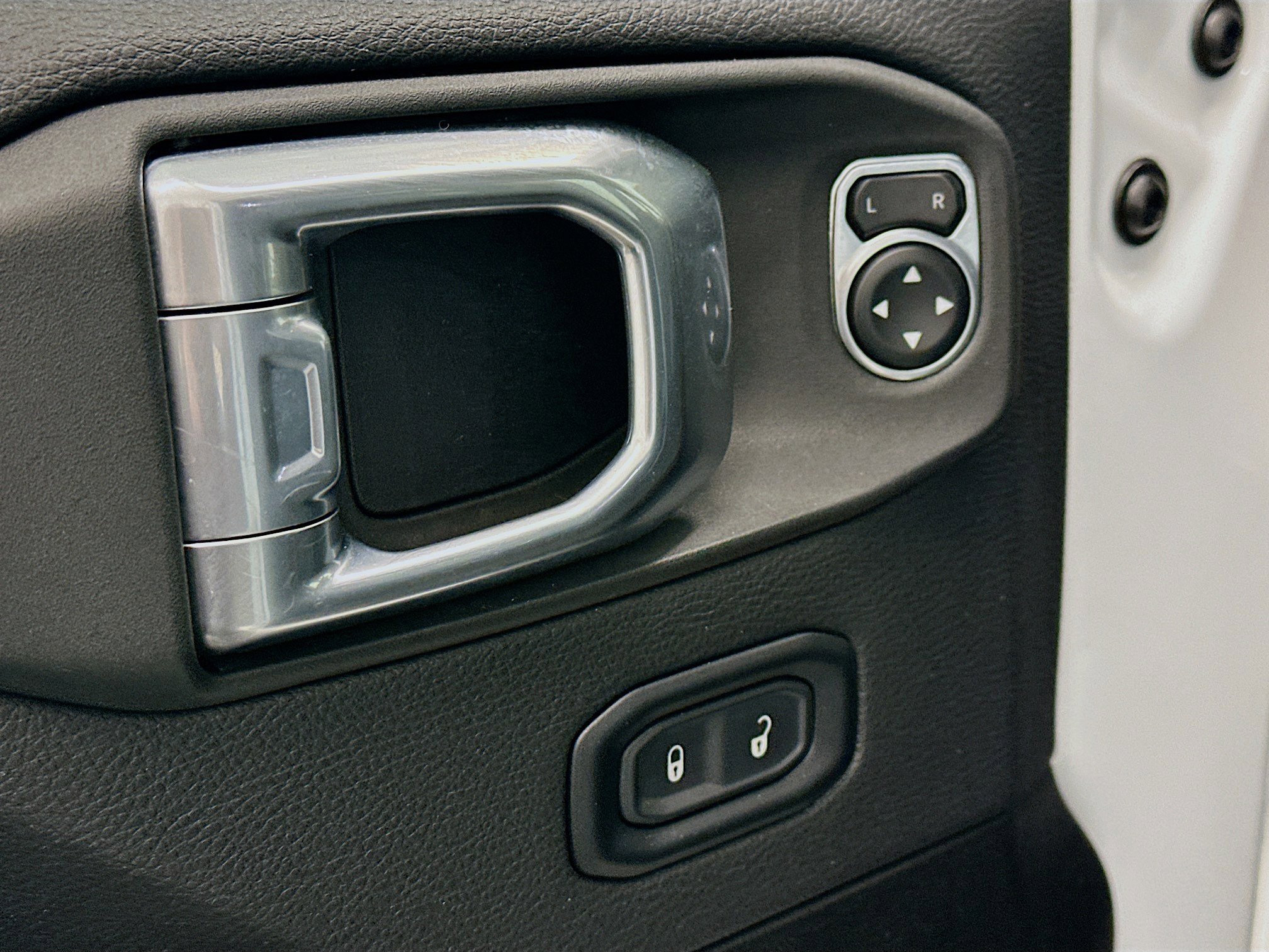 Used 2025 Jeep Wrangler Sahara image 15