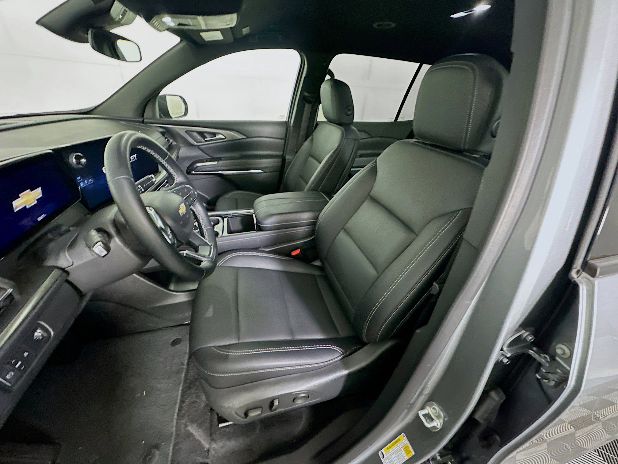 Used 2025 Chevrolet Traverse LT image 13