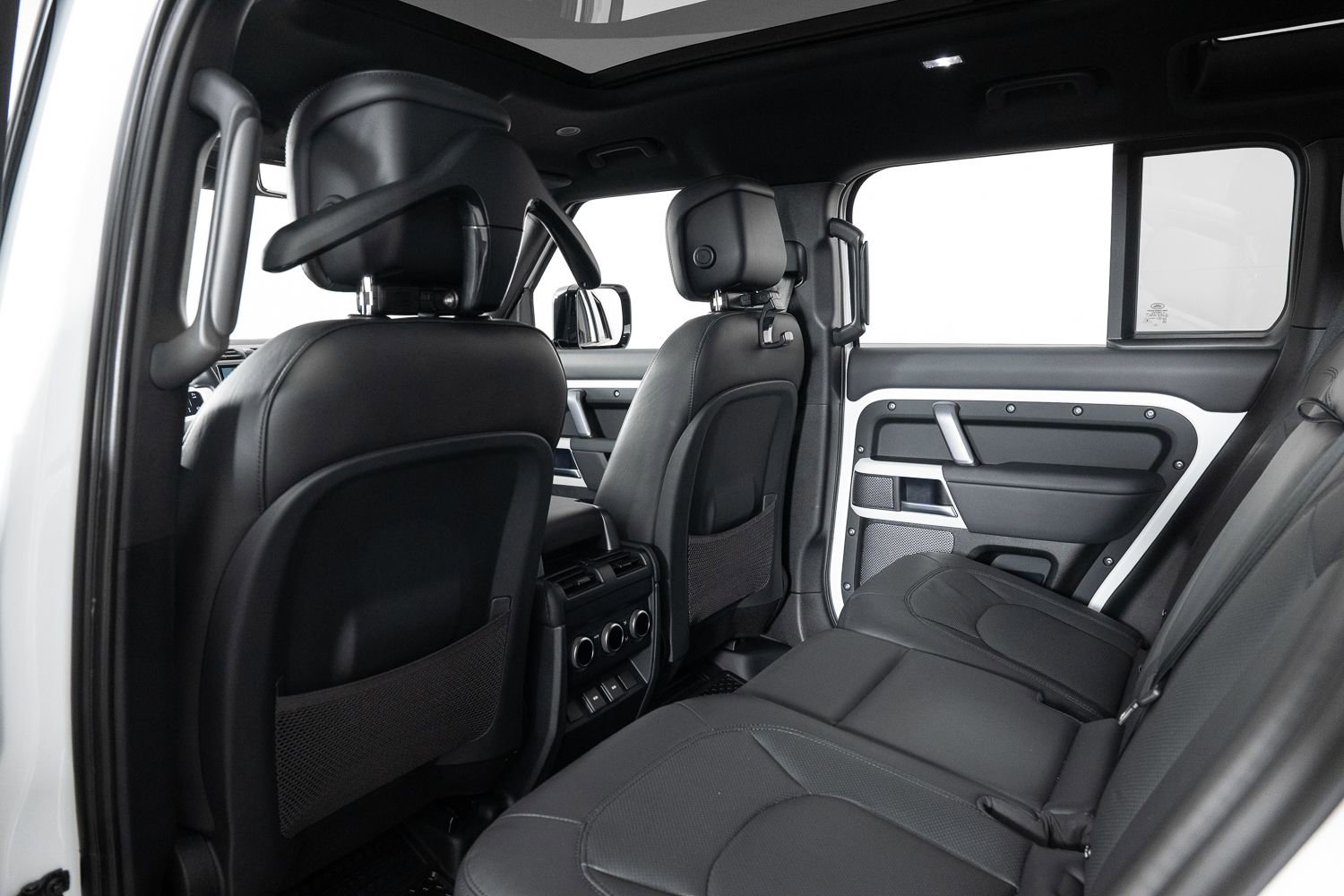 Used 2024 Land Rover Defender 110 SE image 18