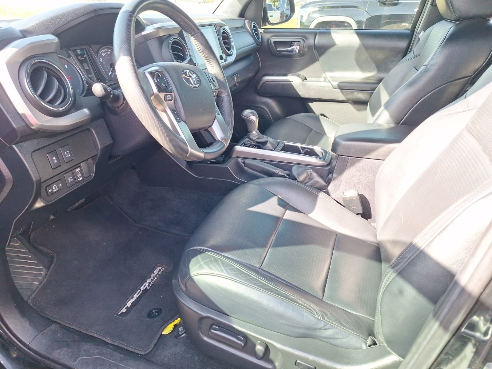 Used 2022 Toyota Tacoma Limited image 18