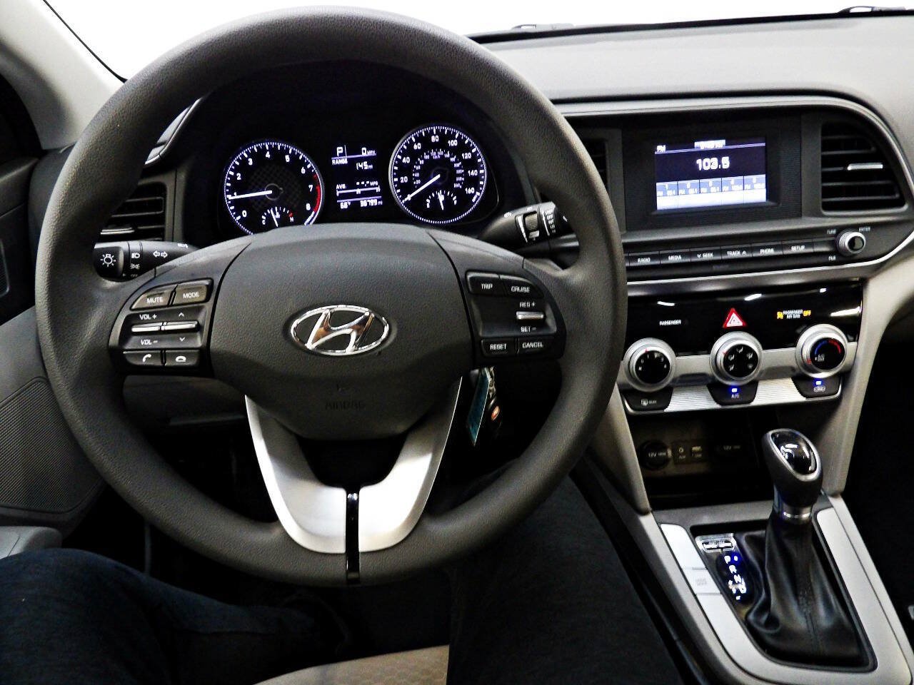 Used 2019 Hyundai Elantra SE FWD image 17