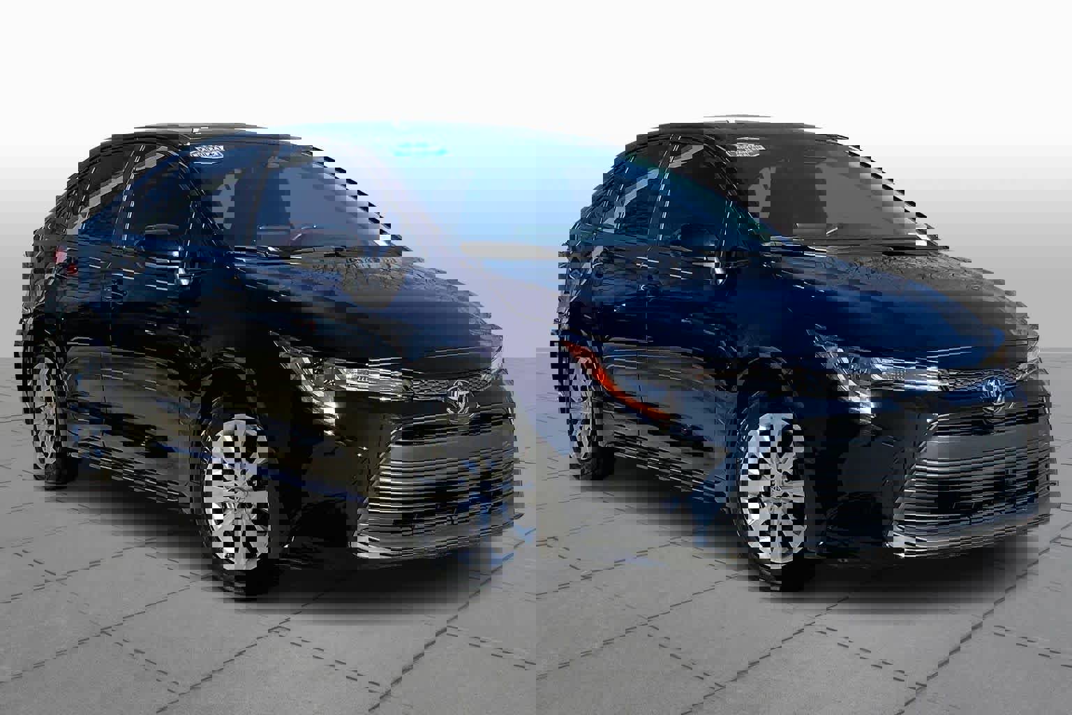 Used 2023 Toyota Corolla LE image 3