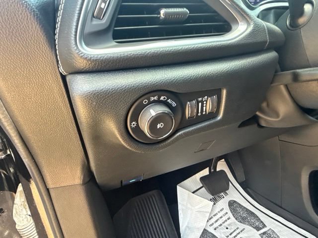 Used 2025 Chrysler Pacifica Limited w/ Uconnect Theater Family Group FWD image 16