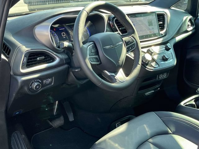 Used 2025 Chrysler Pacifica Select FWD image 12
