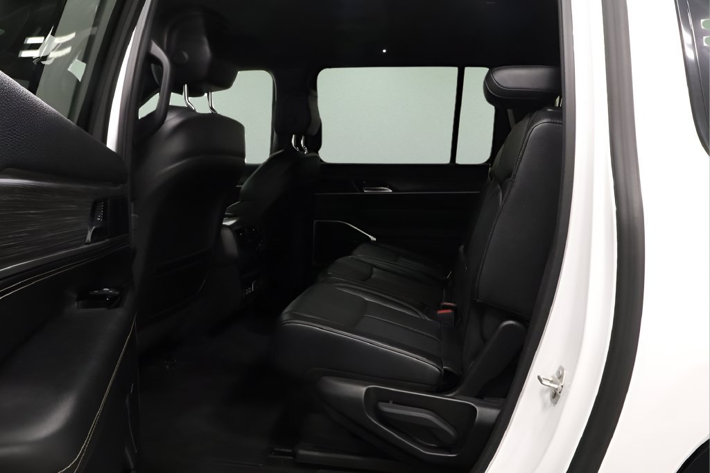 Used 2024 Jeep Wagoneer L Series II w/ Flexible Seating Group AWD/4WD image 11