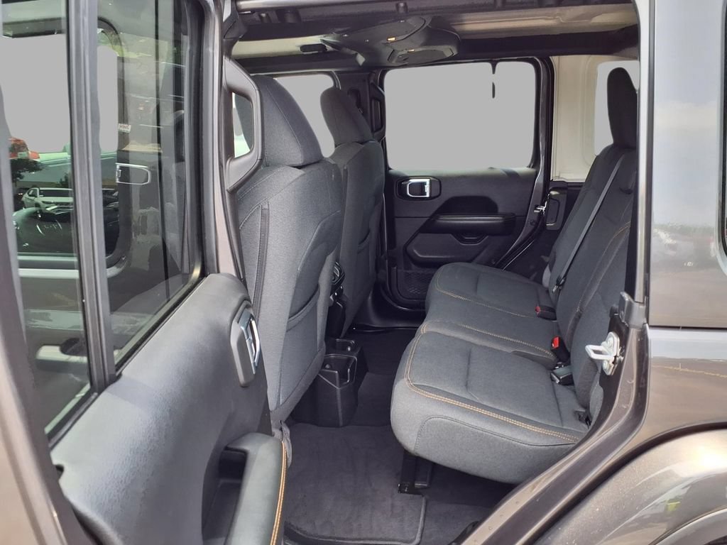 Used 2025 Jeep Wrangler Unlimited Sahara AWD/4WD image 24