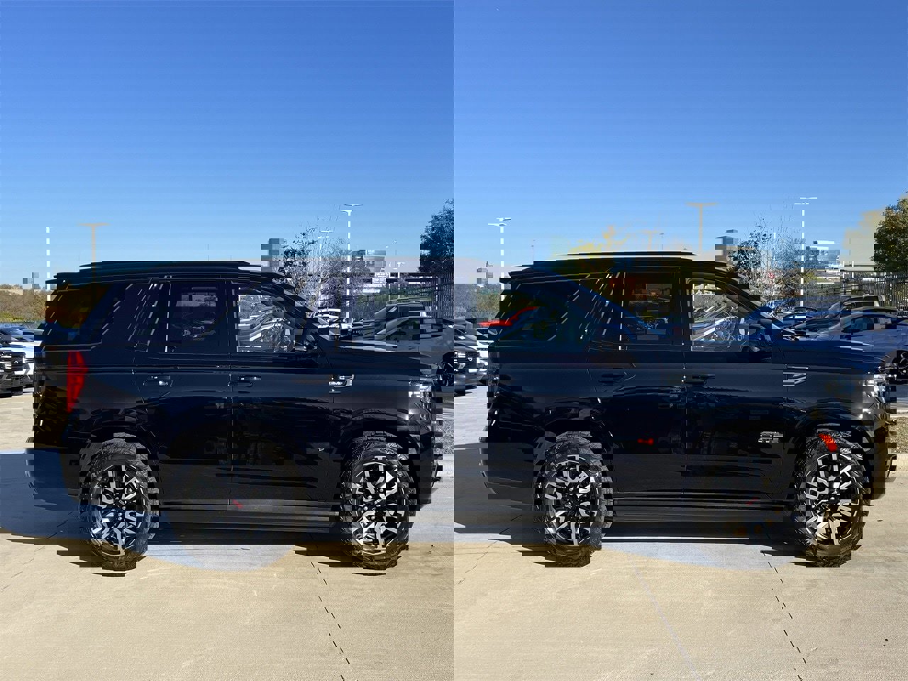 Used 2024 GMC Yukon AT4 w/ AT4 Premium Plus Package image 3