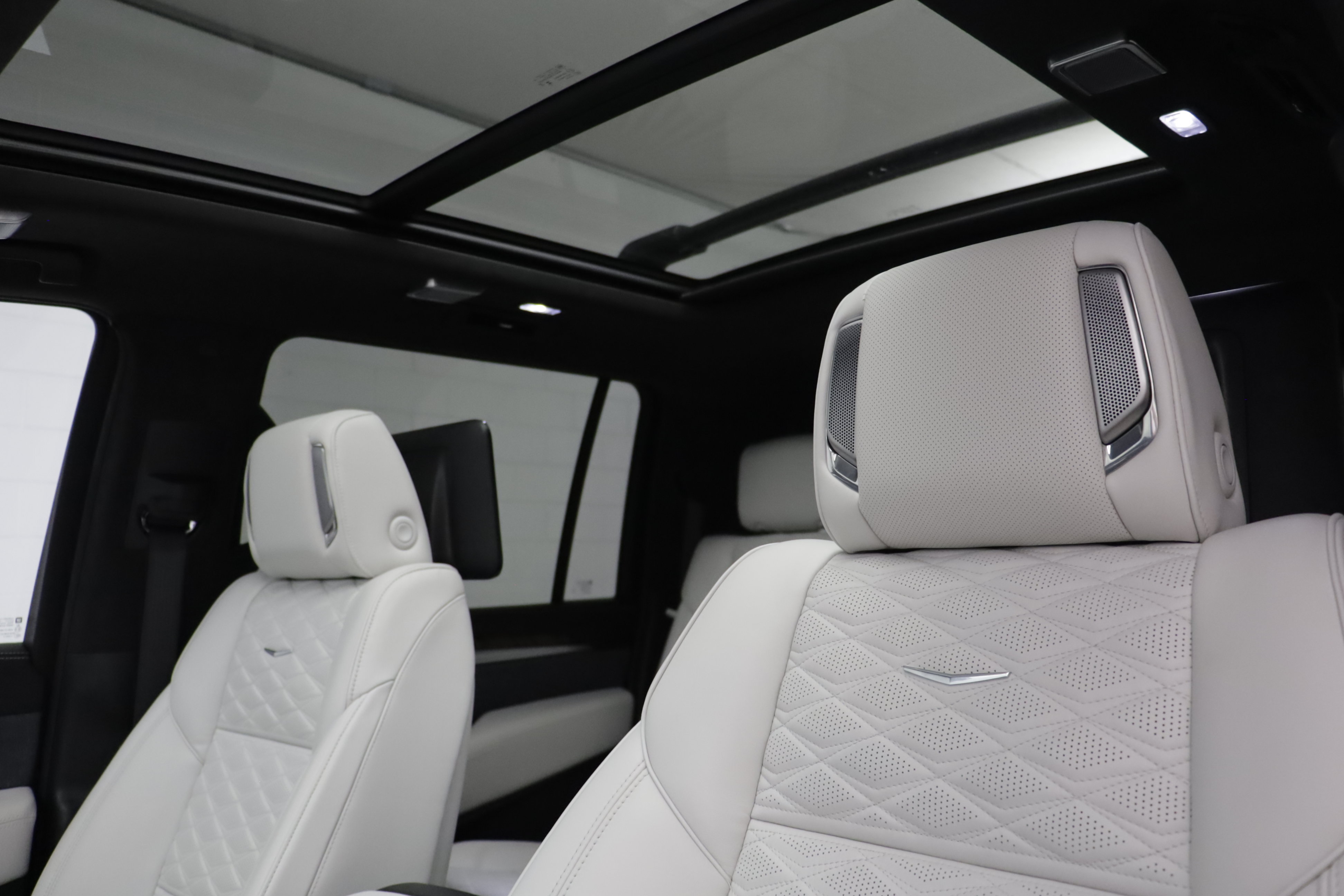 Used 2026 Cadillac Escalade ESV Platinum Sport w/ LPO, ONYX Package AWD/4WD image 19