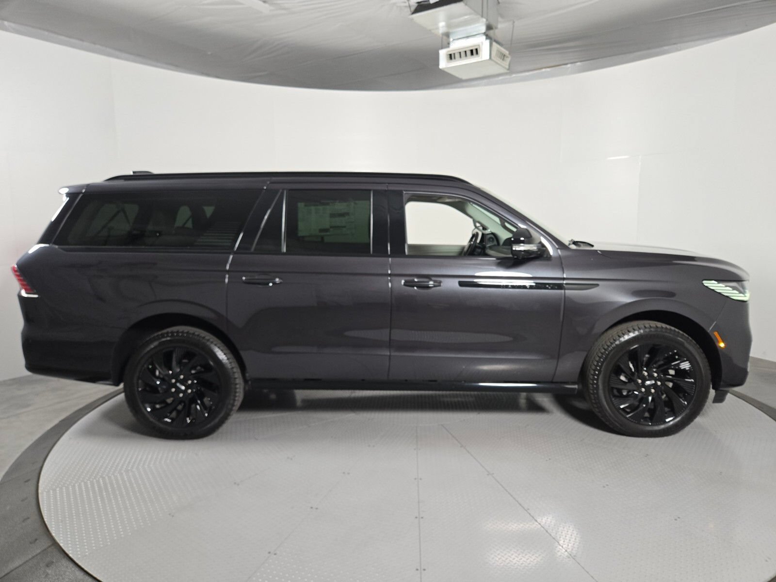 New 2026 Lincoln Navigator L Reserve w/ Jet Appearance Package AWD/4WD image 3
