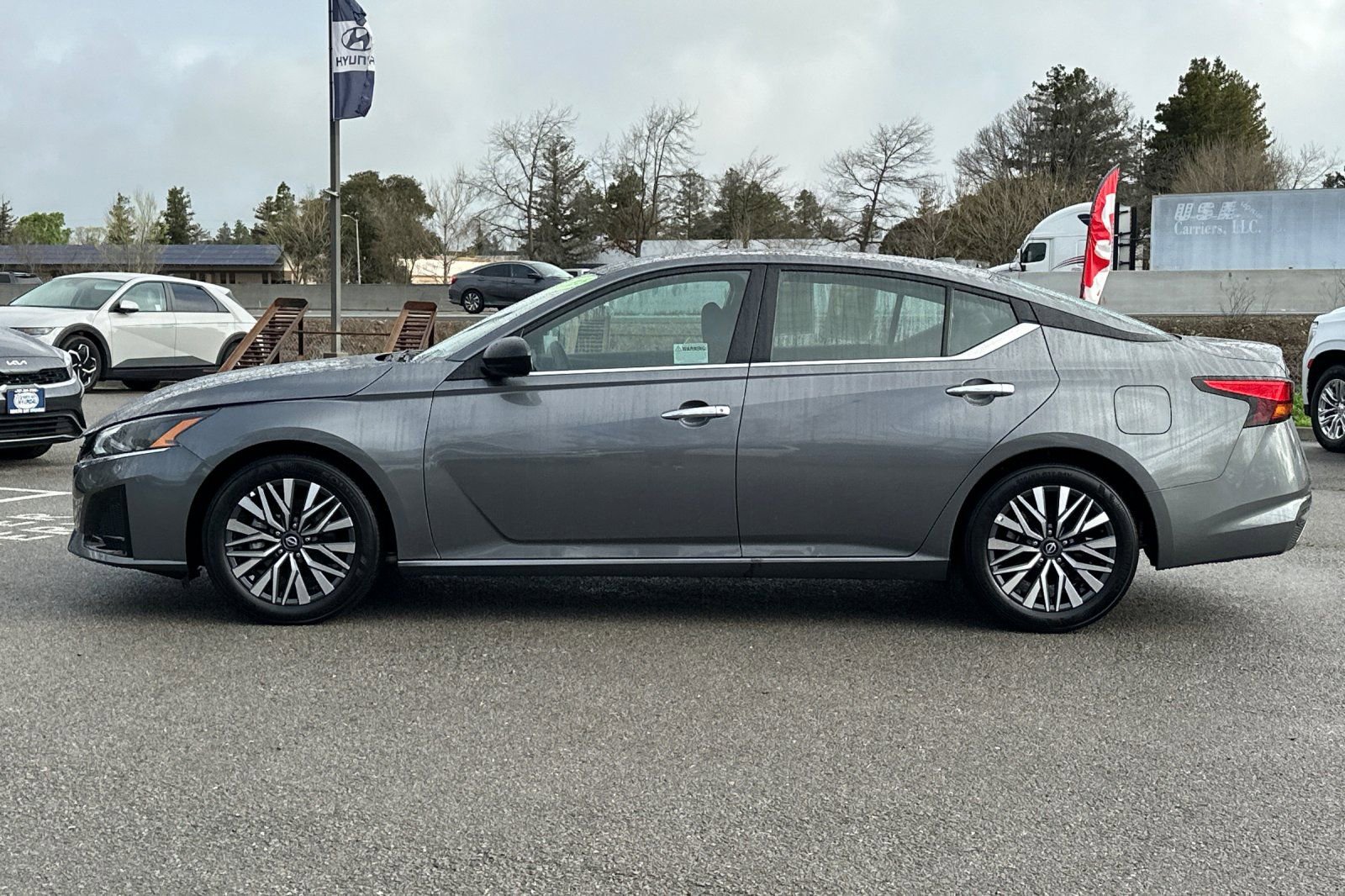 Used 2025 Nissan Altima 2.5 SV FWD image 7