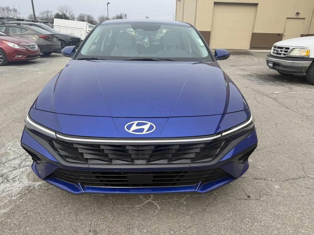 Used 2025 Hyundai Elantra Limited image 2