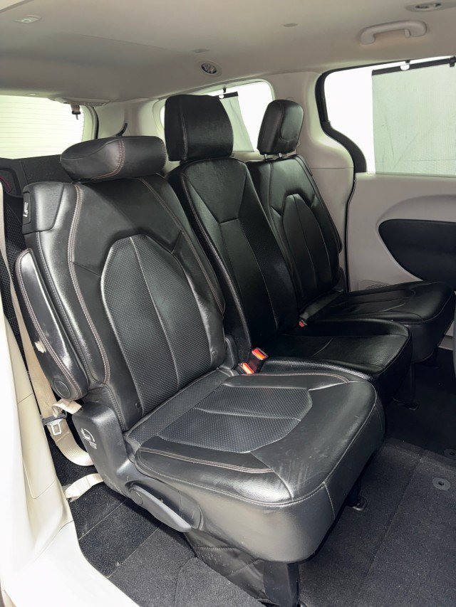 Used 2020 Chrysler Pacifica Touring-L FWD image 32