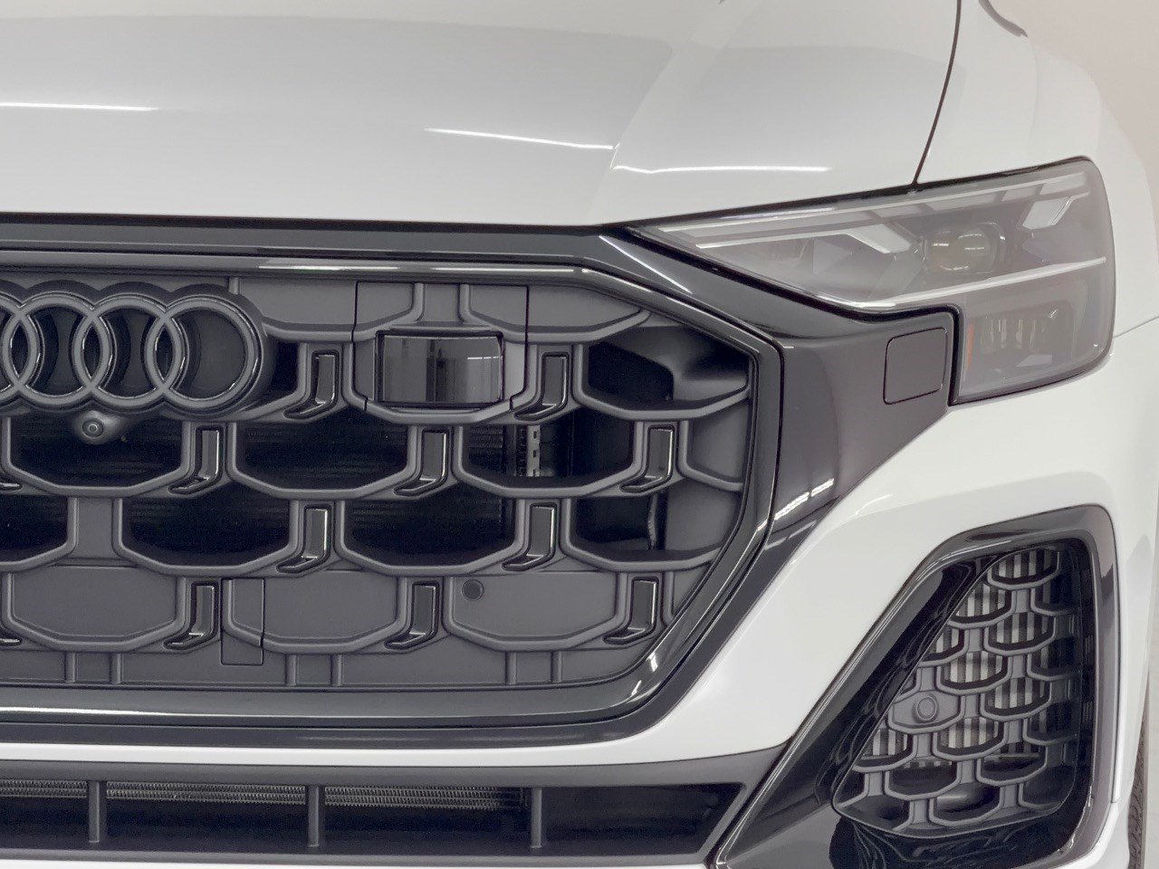 Used 2026 Audi SQ8 Premium Plus AWD/4WD image 12