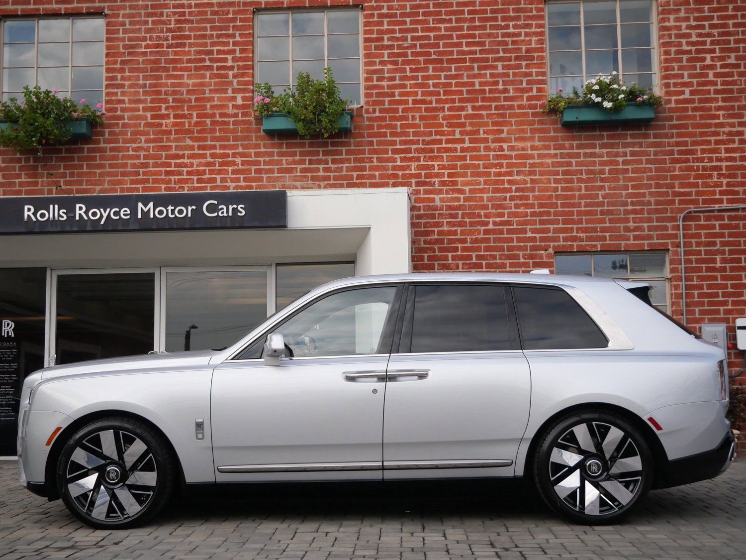 New 2025 Rolls-Royce Cullinan image 3