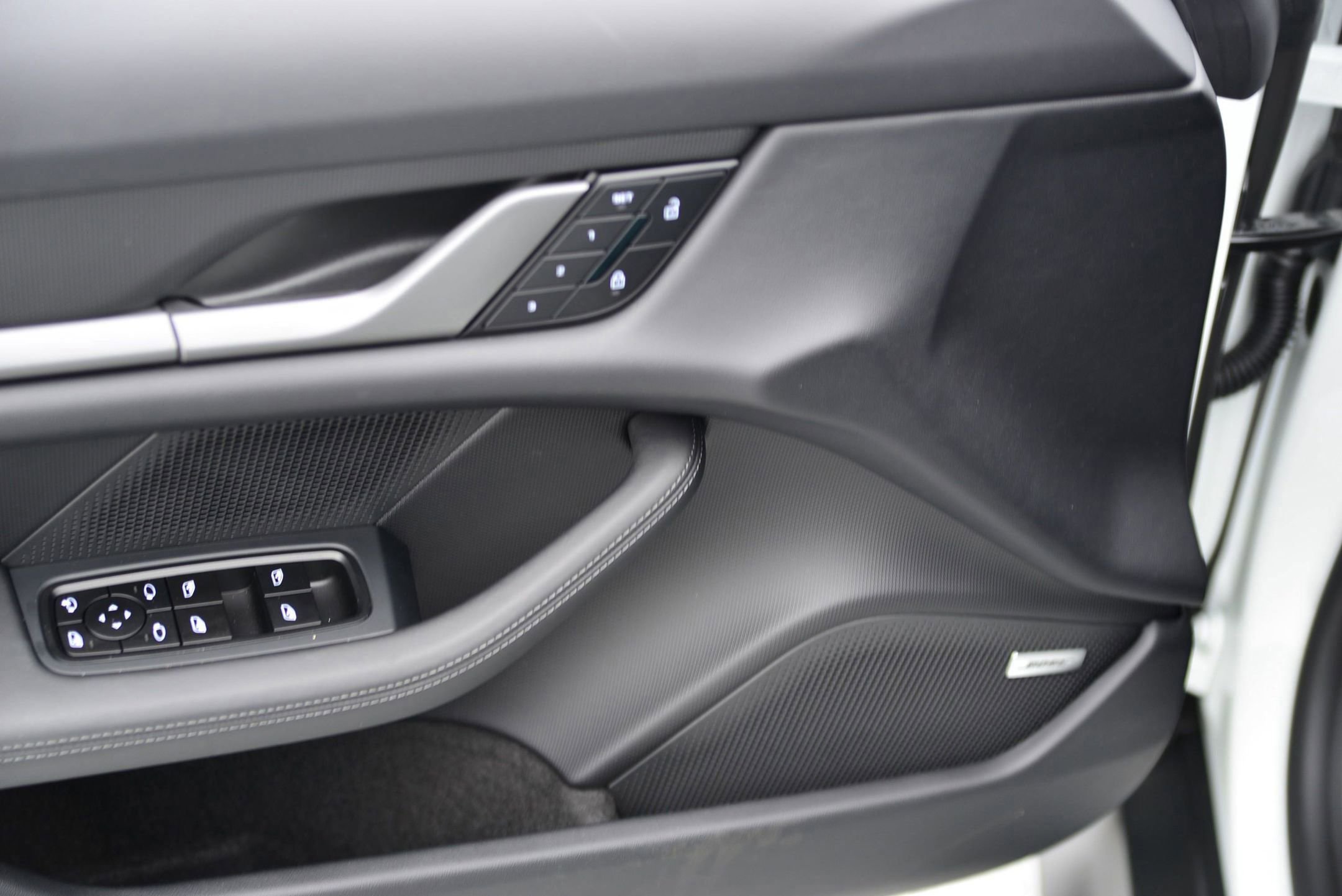 Used 2025 Porsche Taycan image 28