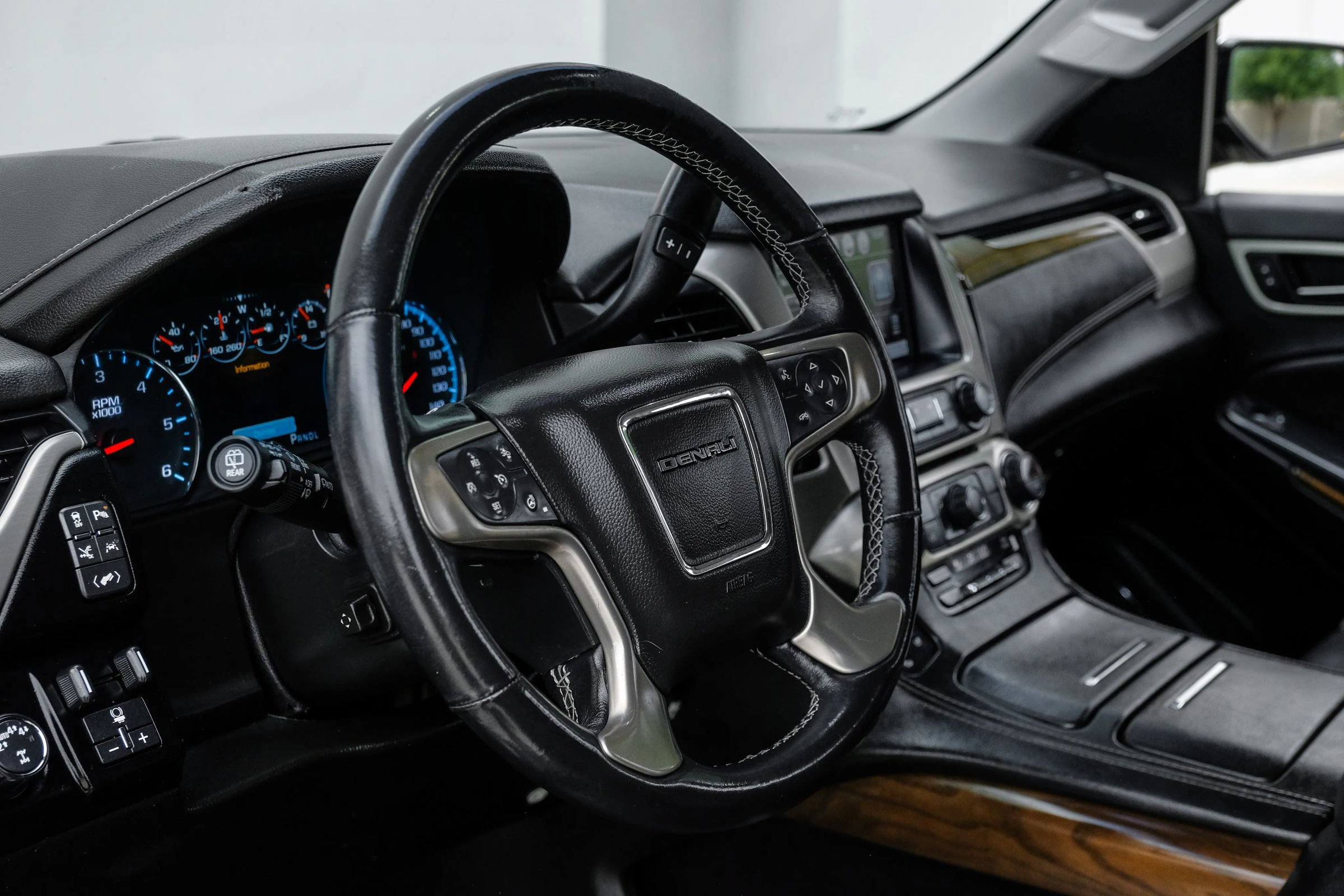 Used 2019 GMC Yukon Denali w/ Denali Ultimate Black Edition AWD/4WD image 24