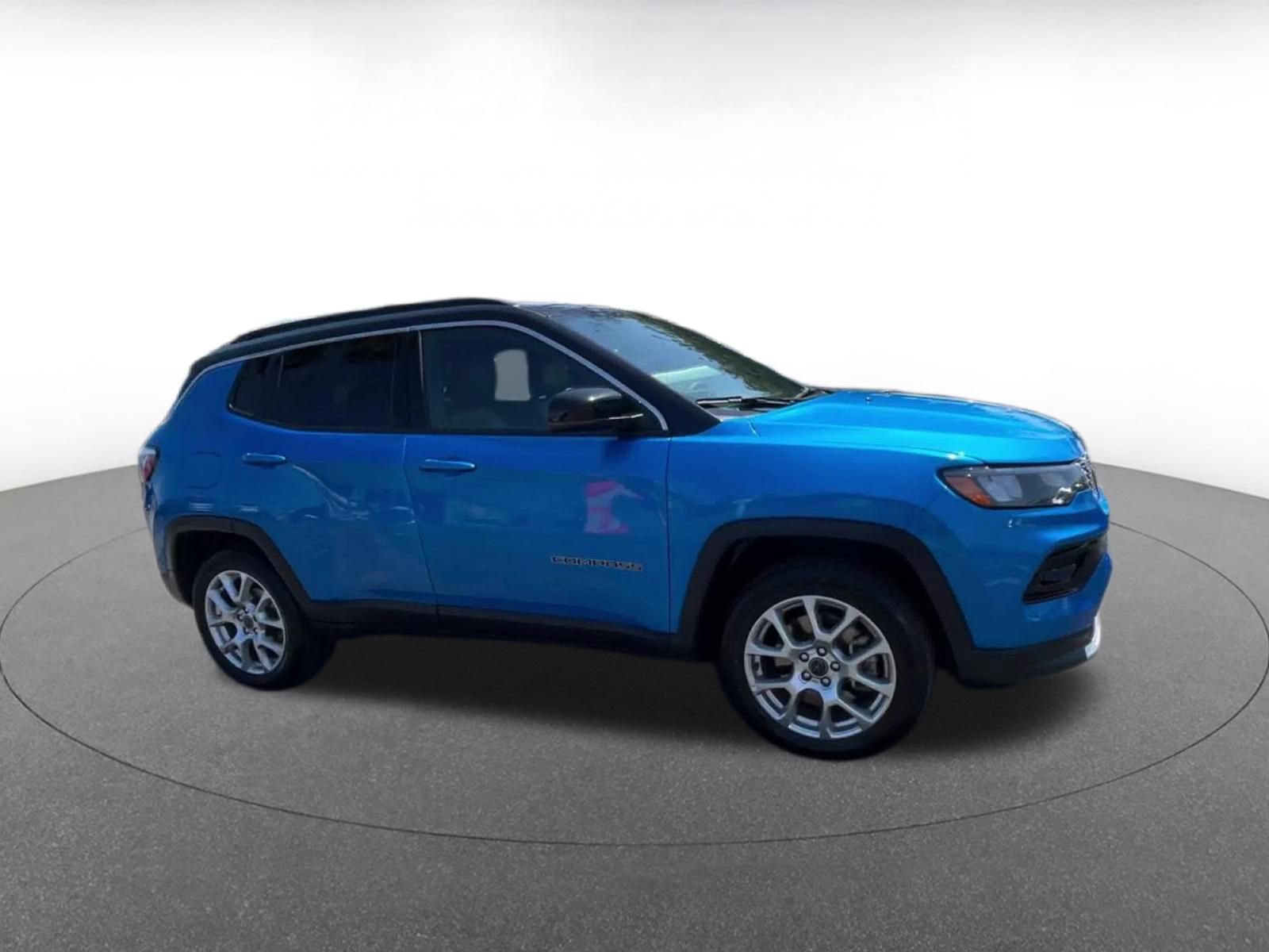 Used 2025 Jeep Compass Limited AWD/4WD image 2