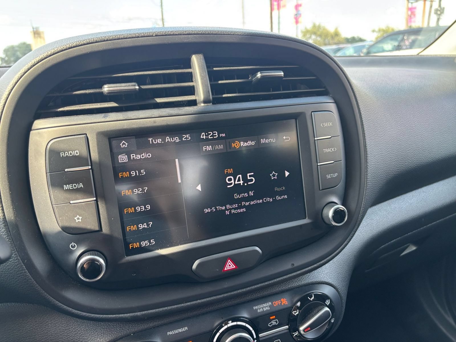 Used 2025 Kia Soul LX w/ LX Technology Package FWD image 16