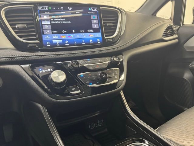 Used 2025 Chrysler Pacifica Limited image 18