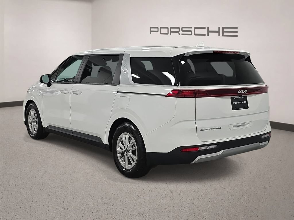 Used 2022 Kia Carnival LX FWD image 3