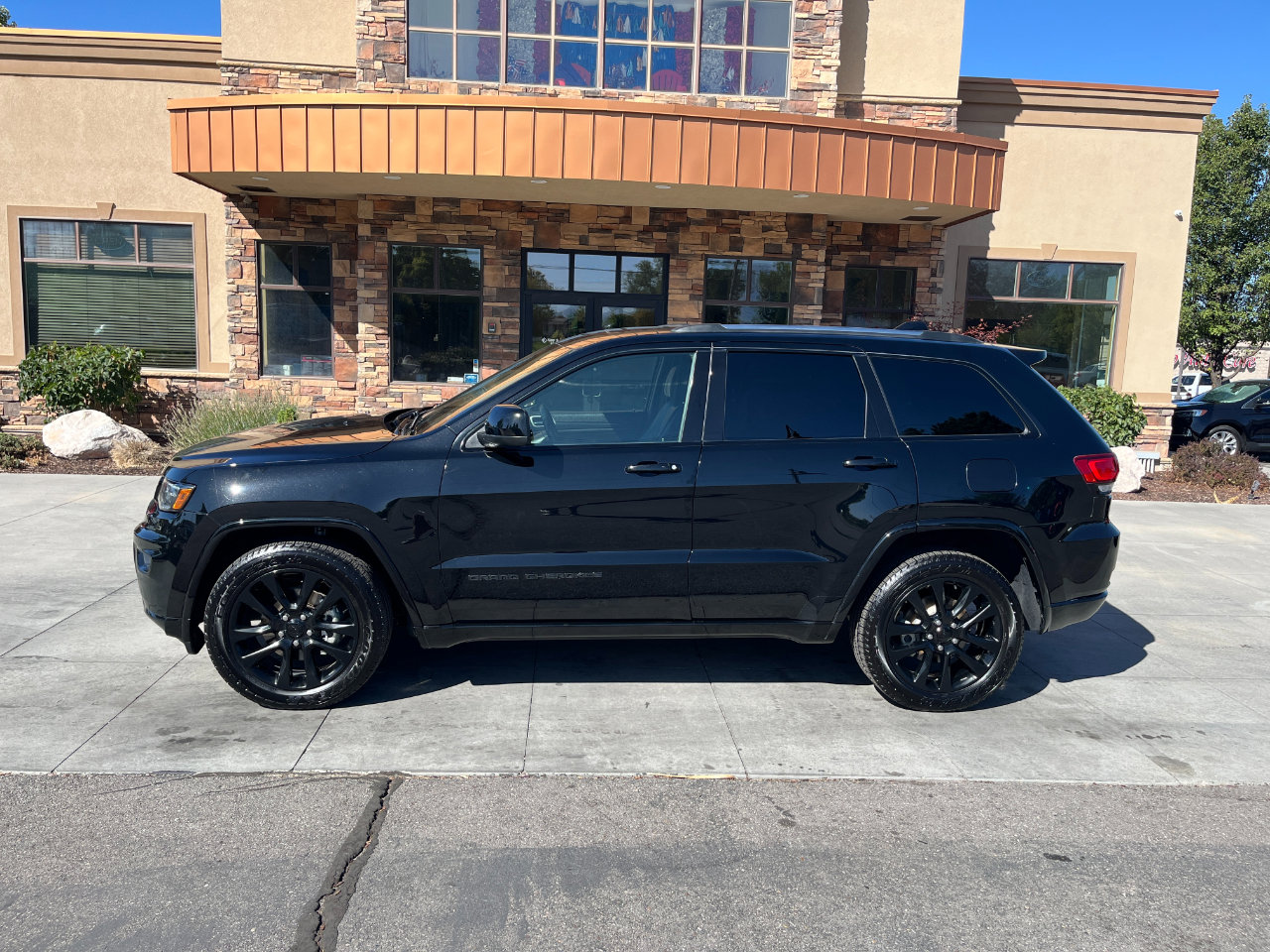 Used 2020 Jeep Grand Cherokee Altitude image 2