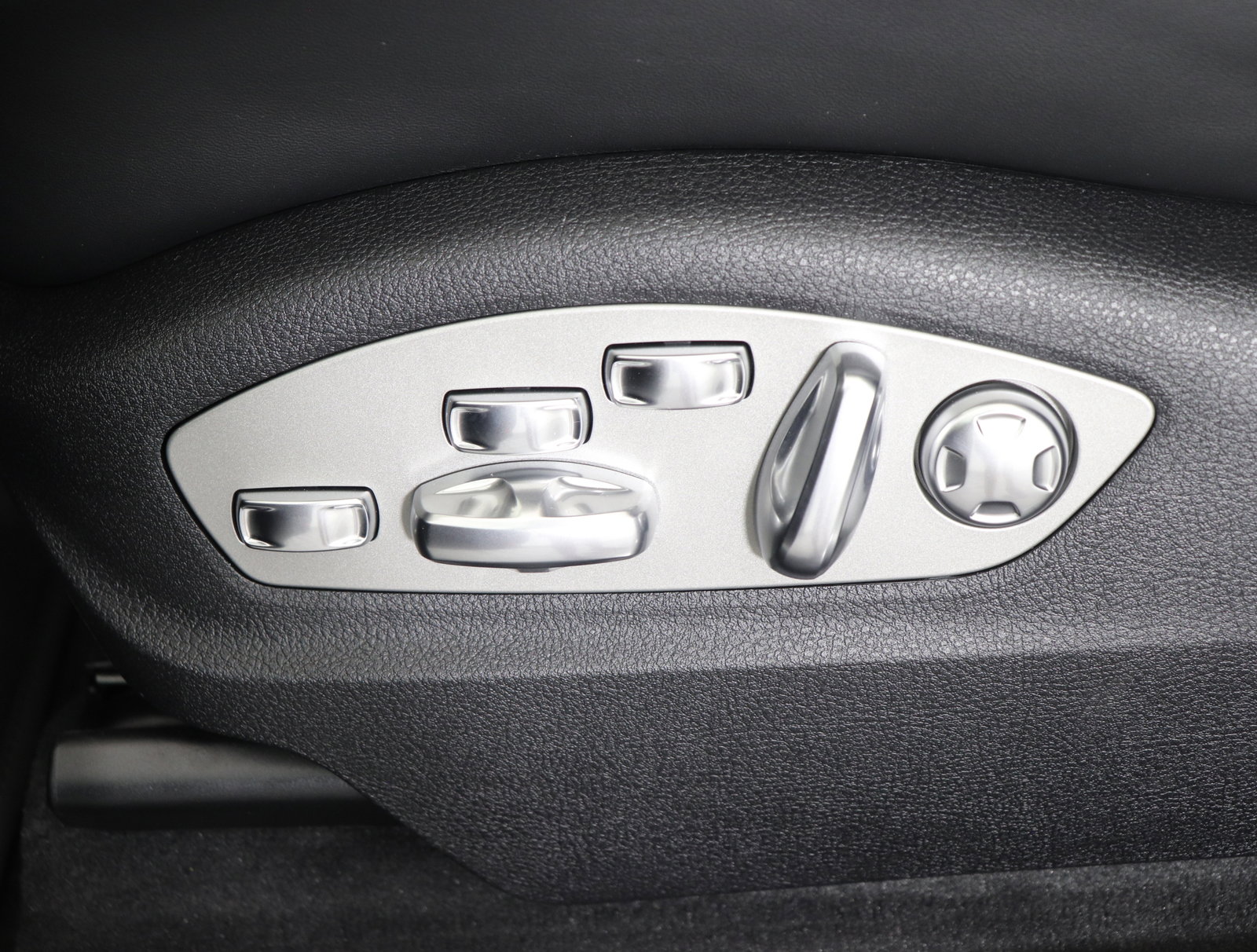 Used 2025 Porsche Macan image 24