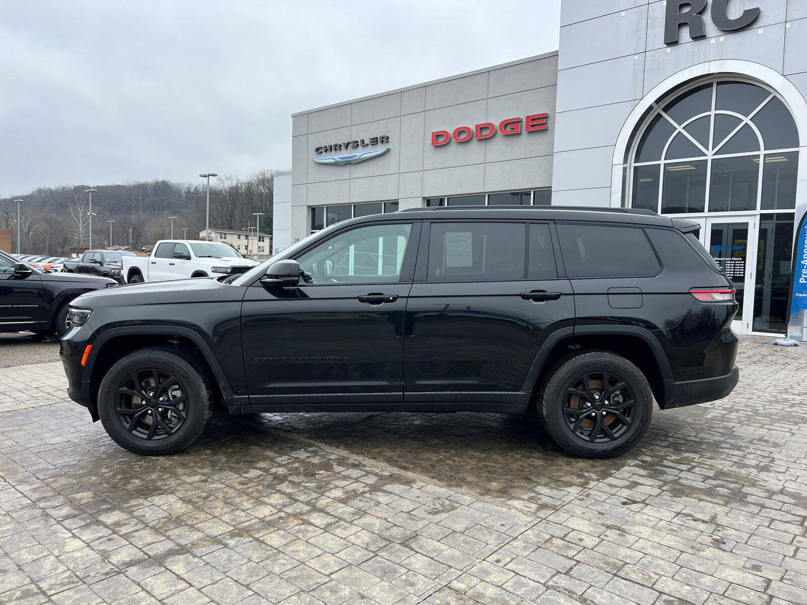 Used 2024 Jeep Grand Cherokee L Laredo AWD/4WD image 5