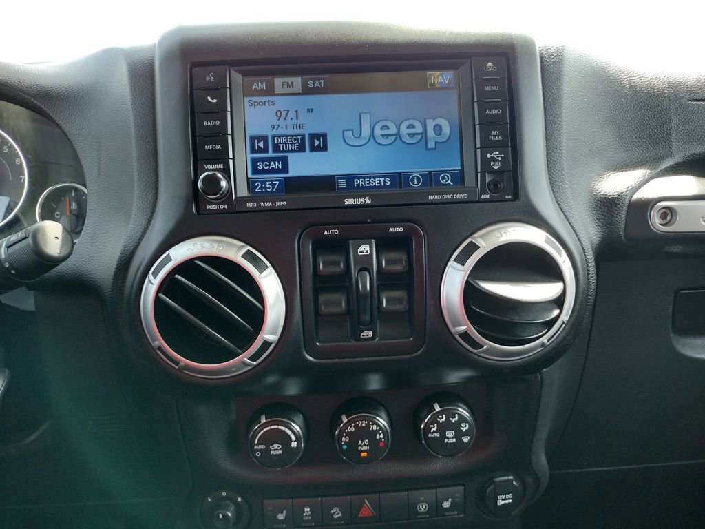 Used 2015 Jeep Wrangler Unlimited Rubicon w/ Connectivity Group AWD/4WD image 4