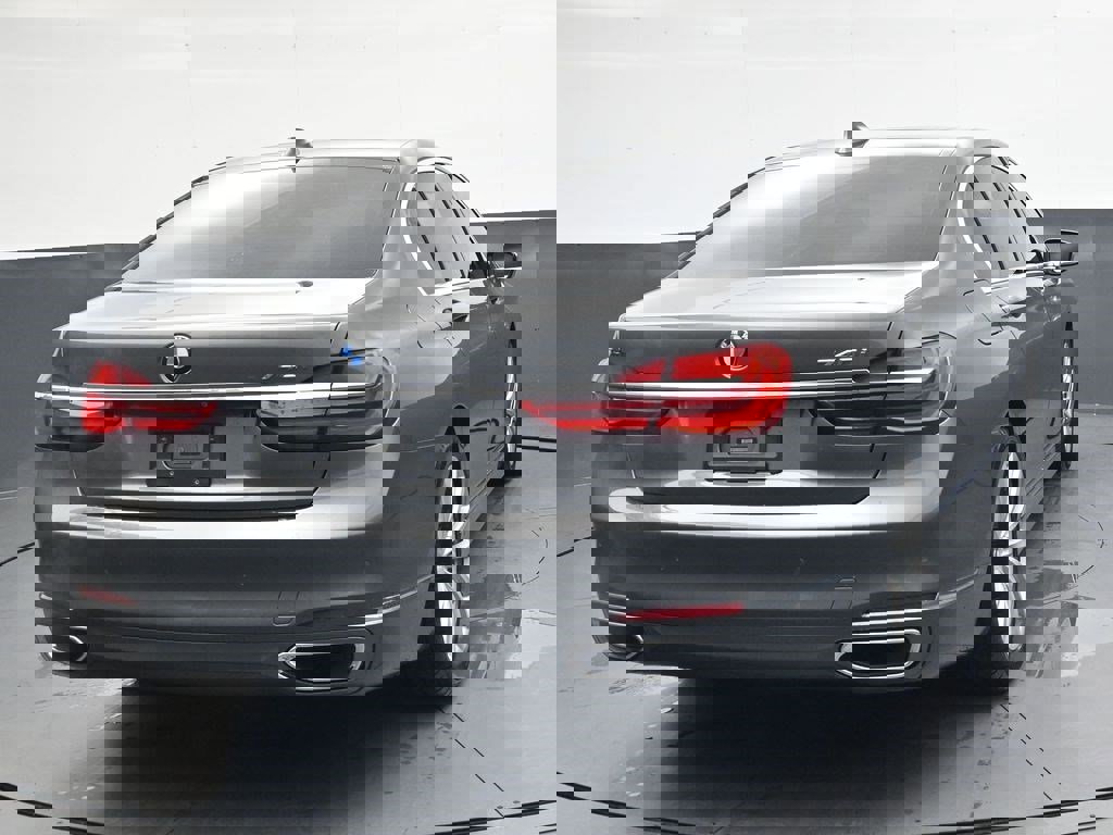 Used 2018 BMW 740i RWD image 4