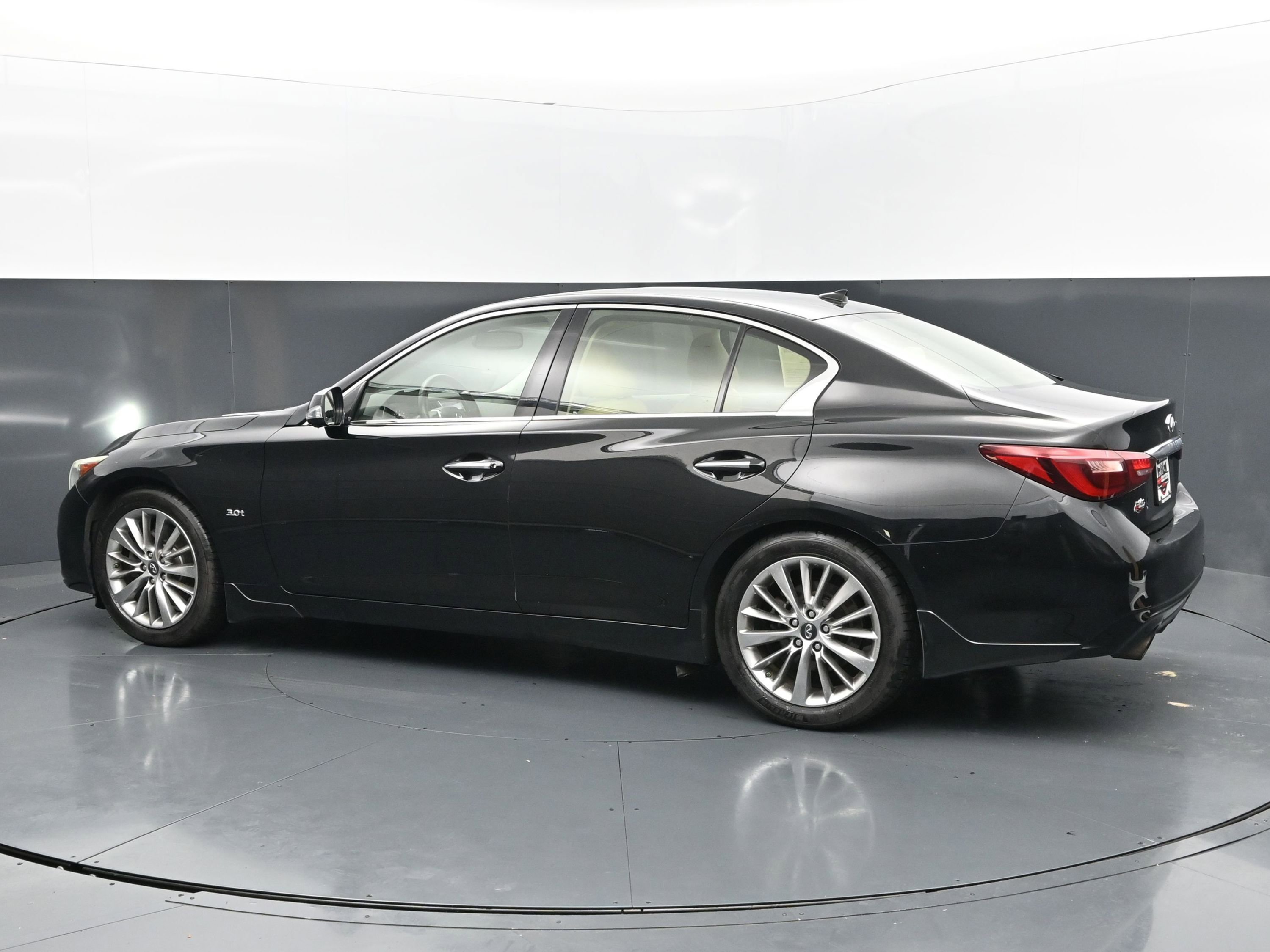 Used 2018 INFINITI Q50 Luxe w/ Sensory Package (Luxe) RWD image 3